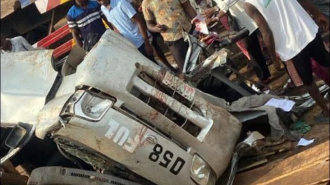 A driver and Six students k!lled as trailer rams into Kogi varsity shuttle bus